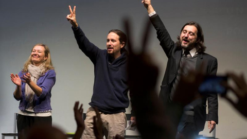 El candidato de Podemos a la Presidencia del Gobierno, Pablo Iglesias, acompañado por el responsable de Relaciones con la Sociedad Civil, Rafa Mayoral, y la juez Victoria Rosell, durante un acto de campaña celebrado hoy en el Teatro Alameda