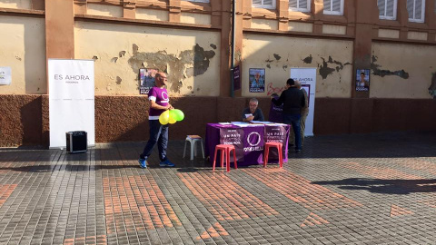 Imagen del puesto de campaña electoral de Podemos en Melilla. FACEBOOK Imagen del puesto de campaña electoral de Podemos en Melilla. FACEBOOK