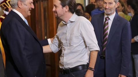 El presidente del Congreso, Jesús Posada (i), saluda al líder de Podemos, Pablo Iglesias (c), a su llegada a la recepción celebrada en Madrid con motivo del XXXVII aniversario de la Constitución. Tras Iglesias, el ex JEMAD y número dos de l El presidente del Congreso, Jesús Posada (i), saluda al líder de Podemos, Pablo Iglesias (c), a su llegada a la recepción celebrada en Madrid con motivo del XXXVII aniversario de la Constitución. Tras Iglesias, el ex JEMAD y número dos de l