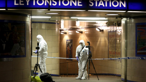 La policía investiga la escena del crimen en la estación de metro londinense de Leytonstone. REUTERS/Neil Hall La policía investiga la escena del crimen en la estación de metro londinense de Leytonstone. REUTERS/Neil Hall