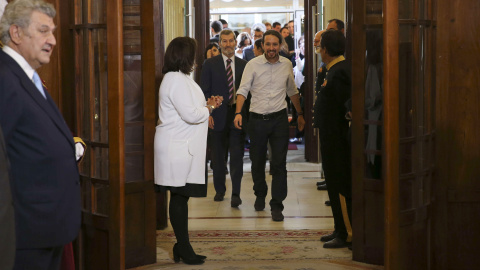 El líder de Podemos y candidato a la Presidencia del Congreso, Pablo Iglesias, y el ex JEMAD y número dos de la formación por Zaragoza, Julio Rodríguez, a su llegada a la recepción celebrada en Madrid con motivo del XXXVII aniversario de la El líder de Podemos y candidato a la Presidencia del Congreso, Pablo Iglesias, y el ex JEMAD y número dos de la formación por Zaragoza, Julio Rodríguez, a su llegada a la recepción celebrada en Madrid con motivo del XXXVII aniversario de la