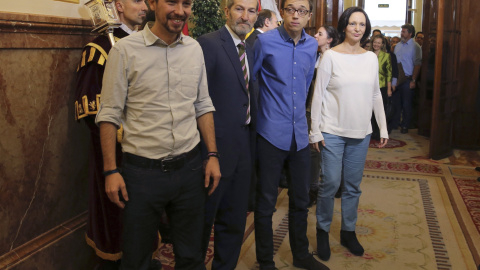 El líder y candidato de Podemos a la Presidencia del Gobierno, Pablo Iglesias (i), a su llegada a la recepción celebrada en Madrid con motivo del XXXVII aniversario de la Constitución, acompañado del ex JEMAD y número dos de la formación po El líder y candidato de Podemos a la Presidencia del Gobierno, Pablo Iglesias (i), a su llegada a la recepción celebrada en Madrid con motivo del XXXVII aniversario de la Constitución, acompañado del ex JEMAD y número dos de la formación po