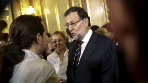 El presidente del Gobierno y candidato a la reelección, Mariano Rajoy, conversa el candidato de Podemos, Pablo Iglesias, en la recepción celebrada en el Congreso de los Diputados con motivo del XXXVII aniversario de la Constitución. REUTERS El presidente del Gobierno y candidato a la reelección, Mariano Rajoy, conversa el candidato de Podemos, Pablo Iglesias, en la recepción celebrada en el Congreso de los Diputados con motivo del XXXVII aniversario de la Constitución. REUTERS