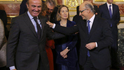 Los ministros de Economía, Luis de Guindos, Fomento, Ana Pastor y Hacienda, Cristóbal Montoro; durante la recepción celebrada en la Cámara Baja con motivo del XXXVII aniversario de la Constitución. EFE/Ballesteros