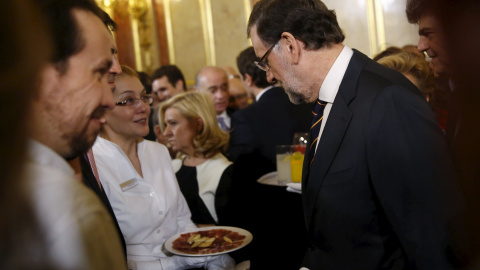 Elpresidente del Gobierno, Mariano Rajoy, junto al líder de Podemos, Pablo Iglesias, en la recepción del Congreso de los Diputados con motivo del aniversario de la Constitución. REUTERS/Susana Vera