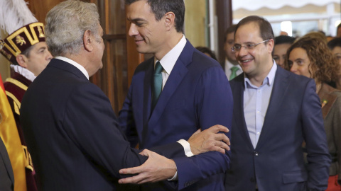 El presidente del Congreso, Jesús Posada, saluda al secretario general del PSOE y candidato a la Presidencia del Gobierno, Pedro Sánchez, a su llegada a la recepción celebrada en Madrid con motivo del XXXVII aniversario de la Constitución. 
