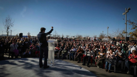 El candidato de IU-Unidad Popular, Alberto Garzón, en un mitín de Alcalá de Henares, mientras en el Congreso se celebraba el aniversario de la Constitución. IU-UP