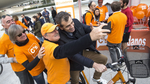 El número dos de la candidatura de Ciudadanos al Congreso por Valencia, Toni Cantó, se hace una foto con varios simpatizantes en una marcha en bicicleta por el parque del antiguo cauce del río Turia. EFE/Manuel Bruque
