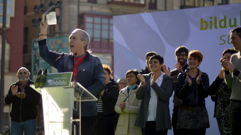El diputado navarro d EH Bildu Sabino Cuadra ostiene un ejemplar de la Constitución por los artículos que hablan de la unidad de España, en un mitin en Bilbao. REUTERS/Vincent West