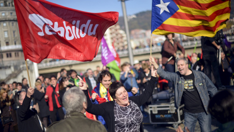 Onintza Enbeita, candidata de EH Bildu por Vizcaya, baile durante un mitin en Bilbao. REUTERS/Vincent West
