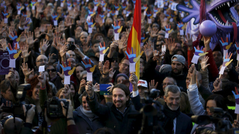 El líder de podemos, Pablo Iglesias, y otros candidatos del partido, en un encuentro con simpatizantes junto al Teatro Reina Sofía de Madrid. REUTERS/Susana Vera
