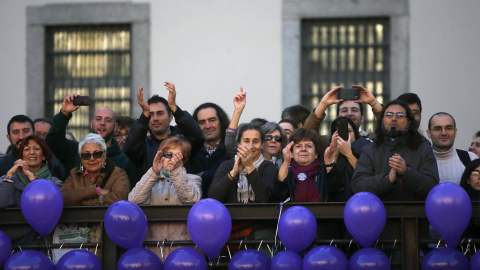 Gente concentrada en la plaza junto al Museo Reina Sofía escuchando al líder de Podemos, Pablo Iglesias. REUTERS/Susana Vera