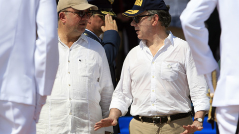 El presidente de Colombia, Juan Manuel Santos, camina junto a su ministro de Defensa, Luis Carlos Villegas, tras la rueda de prensa en Cartagena (Colombia) en la que anunció el hallazgo del galeón San José en el caribe colombiano. EFE/RICA El presidente de Colombia, Juan Manuel Santos, camina junto a su ministro de Defensa, Luis Carlos Villegas, tras la rueda de prensa en Cartagena (Colombia) en la que anunció el hallazgo del galeón San José en el caribe colombiano. EFE/RICA