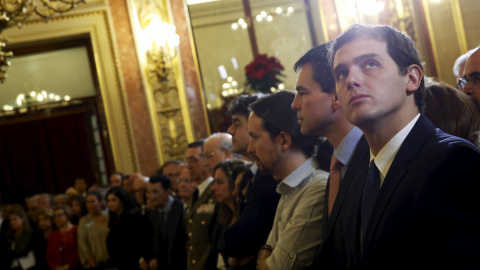 El líder de Ciudadanos, Albert Rivera, durante la intervención del presidente del Congreso, Jesus Posada, en la recepción por el aniversario de la Constitución, junto al líder de UPyD, Andres Herzog, y al de Podemos, Pablo Iglesias. REUTERS El líder de Ciudadanos, Albert Rivera, durante la intervención del presidente del Congreso, Jesus Posada, en la recepción por el aniversario de la Constitución, junto al líder de UPyD, Andres Herzog, y al de Podemos, Pablo Iglesias. REUTERS