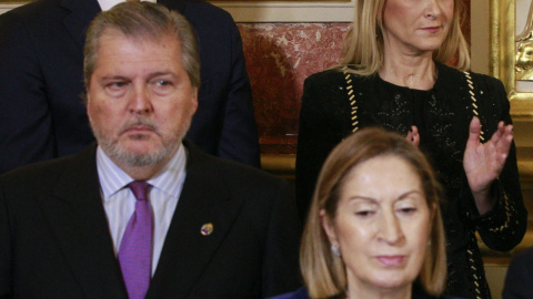 El candidato del PSOE a presidente del Gobierno, Pedro Sánchez, junto a la presidenta de la Comunidad de Madrid, Cristina Cifuentes, y los ministros de Educación, Iñigo Méndez de Vigo, y Fomento, Ana Pastor, durante la recepción celebrada e