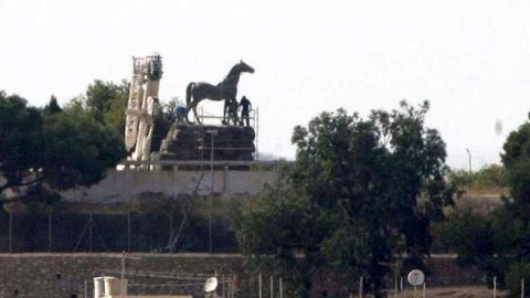 Varios operarios proceden a la retirada de la estatua ecuestre de Franco en el cuartel de la Legión, en Melilla. EFE
