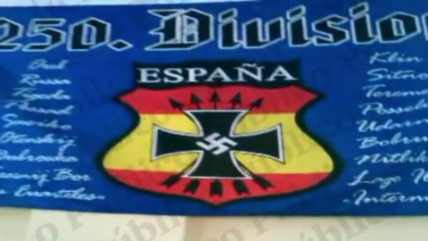 Captura del vídeo del cuartel del Regimiento de Cazadores de Montaña 'América' 66, en la que se ve la enseña de la División 250, conocida como División Azul. PÚBLICO