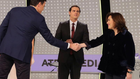 El secretario general del PSOE, Pedro Sánchez (i) saluda a la vicepresidenta del Gobierno y candidata por Madrid al Congreso, Soraya Sáenz de Santamaría, en presencia del presidente de Ciudadanos, Albert Rivera (c) antes del debate televisi