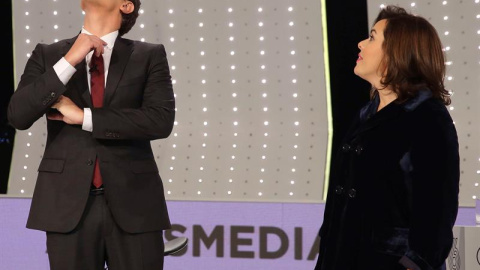 El presidente de Ciudadanos, Albert Rivera, y la vicepresidenta del Gobierno y candidata por Madrid al Congreso, Soraya Sáenz de Santamaría, antes del debate televisivo entre los candidatos de PP, PSOE, Ciudadanos y Podemos. EFE/Ballesteros