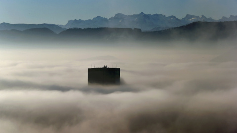 El punto más alto de la Torre Prime (126 metros-413 pies) asoma entre la niebla a primeras horas de la mañana en Zúrich, Suiza. La torre está situada en frente de los Alpes suizos. REUTERS / Arnd Wiegmann