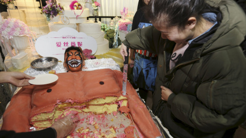 Un hombre unido a un pastel, grita de dolor cuando le 'cortan en trocitos'. El pastel representa a un hombre musculado y fue realizado para un evento de promoción en una tienda de pasteles en la provincia de Liaoning, China. REUTERS/Stringe
