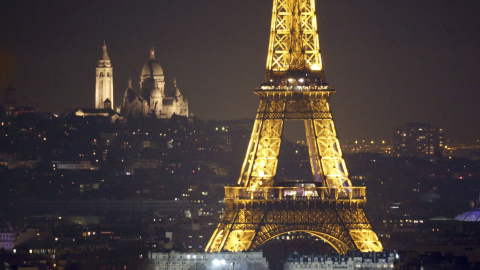 Vista de la Torre Eiffel y de la Basílica del Sagrado Corazón durante la noche parisina. REUTERS/Charles Platiau