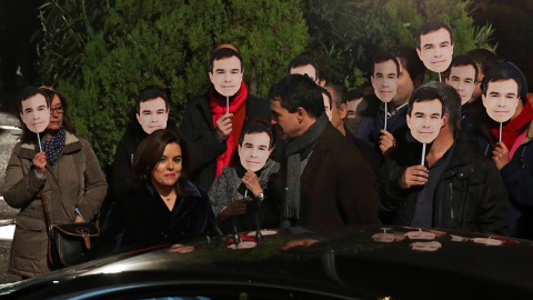 Soraya Sáenz de Santamaría, junto a Andres Herzog y seguidores de UPyD. EFE/Ballesteros