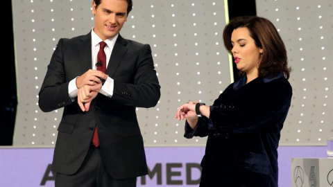 Rivera y Sáenz de Santamaría miran sus relojes antes del debate. EFE/Ballesteros