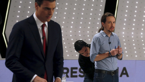 Pedro Sánchez y Pablo Iglesias se preparan antes del comienzo del debate. REUTERS/Sergio Pérez