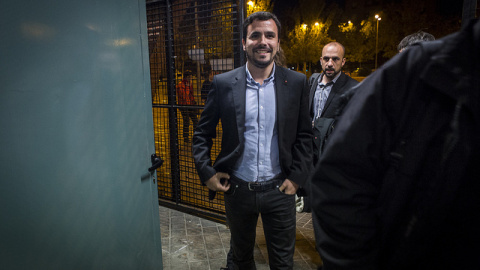 Alberto Garzón, a su llegada a un mitin junto a su jefe de prensa, Daniel Ayllón.-IU/JOSÉ CAMÓ