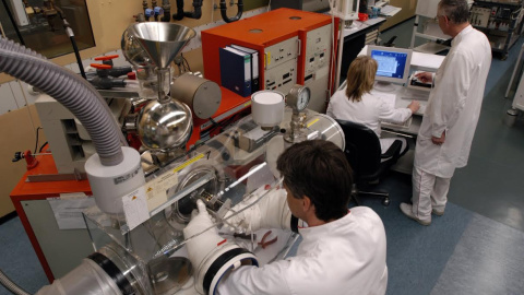 Cubo de uranio analizado e imagen de los utilizados en el último experimento nuclear alemán durante la Segunda Guerra Mundial. JRC Cubo de uranio analizado e imagen de los utilizados en el último experimento nuclear alemán durante la Segunda Guerra Mundial. JRC