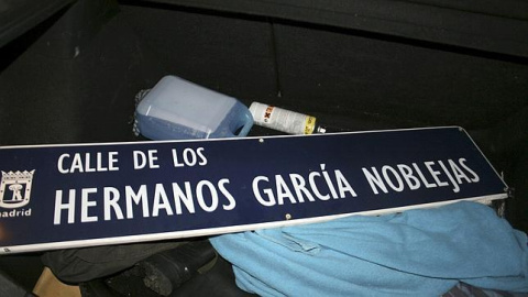 Retirada simbólica de la placa de la calle Hermanos García Noblejas, en Madrid. / FORO POR LA MEMORIA Retirada simbólica de la placa de la calle Hermanos García Noblejas, en Madrid. / FORO POR LA MEMORIA