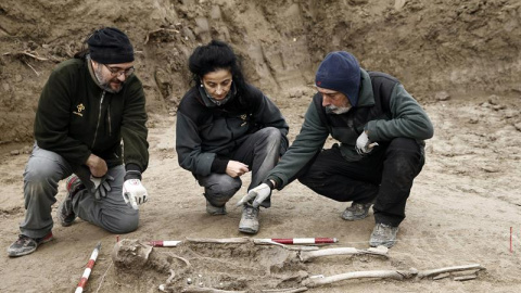 Restos de uno de los cuerpos encontrados en una fosa junto a la localidad de Ibero, en Navarra. / EFE Restos de uno de los cuerpos encontrados en una fosa junto a la localidad de Ibero, en Navarra. / EFE