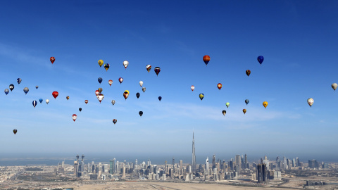 Globos sobrevuelan la ciudad de Dubai durante los Juegos Aéreos Mundiales 2015. REUTERS