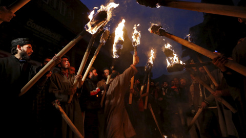 Activistas del Frente de Liberación de Jammu y Cachemira (JKLF) sostienen antorchas durante una procesión en la víspera del Día de los Derechos Humanos Internacionales en Srinagar, India.