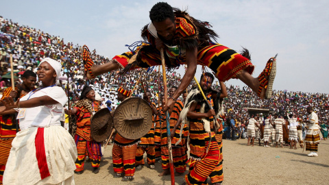 Danza cultural en el estadio de Gambela durante el Festival de las Naciones en Etiopía.  REUTERS/Tiksa Negeri