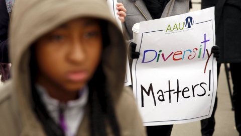 Manifestación en la Corte Suprema de Estados Unidos con motivo de las admisiones basadas en la raza en la Universidad de Texas. REUTERS/Kevin Lamarque