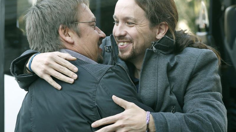 El candidato de Podemos a la Presidencia del Gobierno, Pablo Iglesias (d) saluda al candidato de En Comú Podem, Xavier Doménech (i), a su llegada al Foro Barcelona Tribuna.- EFE El candidato de Podemos a la Presidencia del Gobierno, Pablo Iglesias (d) saluda al candidato de En Comú Podem, Xavier Doménech (i), a su llegada al Foro Barcelona Tribuna.- EFE