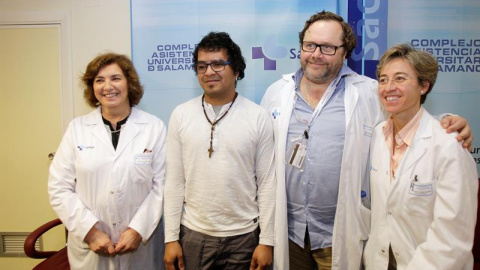 El jefe de Cirugía Maxilofacial del Complejo Asistencial Universitario de Salamanca, Jorge García y representantes del área de Trasplantes del hospital, junto a Fernando Isaac Gómez, primer paciente al que le han practicado un trasplante de El jefe de Cirugía Maxilofacial del Complejo Asistencial Universitario de Salamanca, Jorge García y representantes del área de Trasplantes del hospital, junto a Fernando Isaac Gómez, primer paciente al que le han practicado un trasplante de