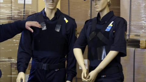 Dos maniquís con los chalecos antibala que lleva la Policía. Dos maniquís con los chalecos antibala que lleva la Policía.