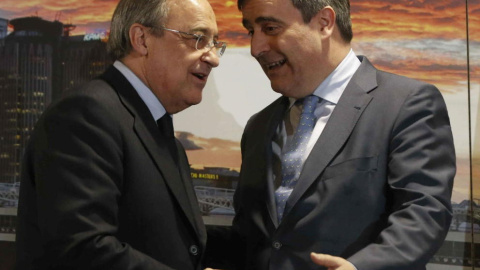 Miguel Cardenal, presidente del CSD, charla con Florentino Pérez, presidente del Real Madrid. /EFE Miguel Cardenal, presidente del CSD, charla con Florentino Pérez, presidente del Real Madrid. /EFE