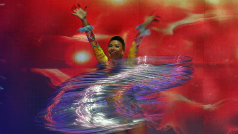 Una bailarina actúa con aros de metal durante un espectáculo de patinaje sobre hielo en el marco de las actuaciones de Ocean Park de Navidad en Hong Kong, China. REUTERS / Bobby Yip