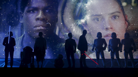 El director JJ Abrams y miembros del reparto John Boyega, Daisy Ridley, Adam Driver, el personaje R2-D2 de Star Wars, asisten a un evento para los fans de las películas para promocionar su próxima película "Star Wars: The Force despierta" e