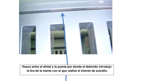 Hueco entre el dintel y la puerta por donde un detenido introdujo la tira de la manta con la que intentó suicidarse. / PÚBLICO