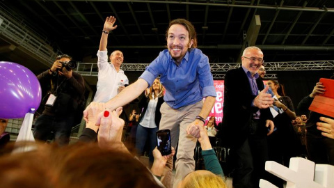 Pablo Iglesias saluda durante un mitin celebrado en el pabellón Pedro Ferrándiz de Alicante. / EFE Pablo Iglesias saluda durante un mitin celebrado en el pabellón Pedro Ferrándiz de Alicante. / EFE