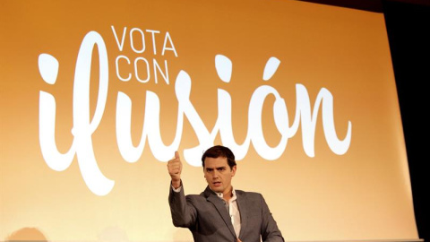 El candidato a la Presidencia del Gobierno de Ciudadanos, Albert Rivera, durante su intervención en el mitin que el partido ha celebrado hoy en el Palacio de Congresos de Alicante. EFE/Natxo Francés El candidato a la Presidencia del Gobierno de Ciudadanos, Albert Rivera, durante su intervención en el mitin que el partido ha celebrado hoy en el Palacio de Congresos de Alicante. EFE/Natxo Francés