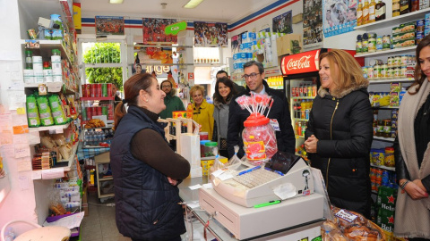 Cospedal visita a una tienda de ultramarinos en Alcázar de San Juan. / Twitter Cospedal visita a una tienda de ultramarinos en Alcázar de San Juan. / Twitter