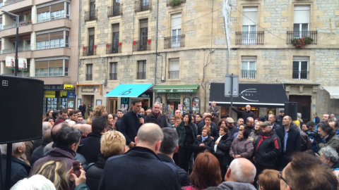 Pedro Sánchez se dirige a lo ciudadanos en una plaza de Vitoria. / Twitter Pedro Sánchez se dirige a lo ciudadanos en una plaza de Vitoria. / Twitter