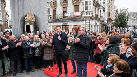 Pedro Sánchez junto a Idoia Mendía este viernes en Vitoria./EFE Pedro Sánchez junto a Idoia Mendía este viernes en Vitoria./EFE