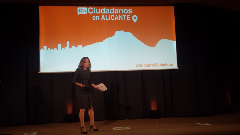La candidata de Ciudadanos al Congreso por Alicante, Marta Martín, durante su intervención. La candidata de Ciudadanos al Congreso por Alicante, Marta Martín, durante su intervención.